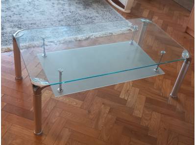 skleněný konferenční stolek