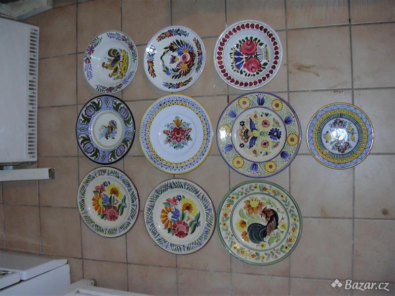 Různé staré malované talíře