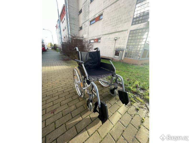 Skládací invalidní vozík s brzdama pro doprovod B+B