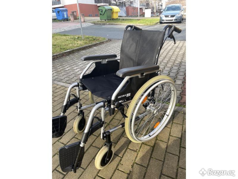 Skládací invalidní vozík meyra