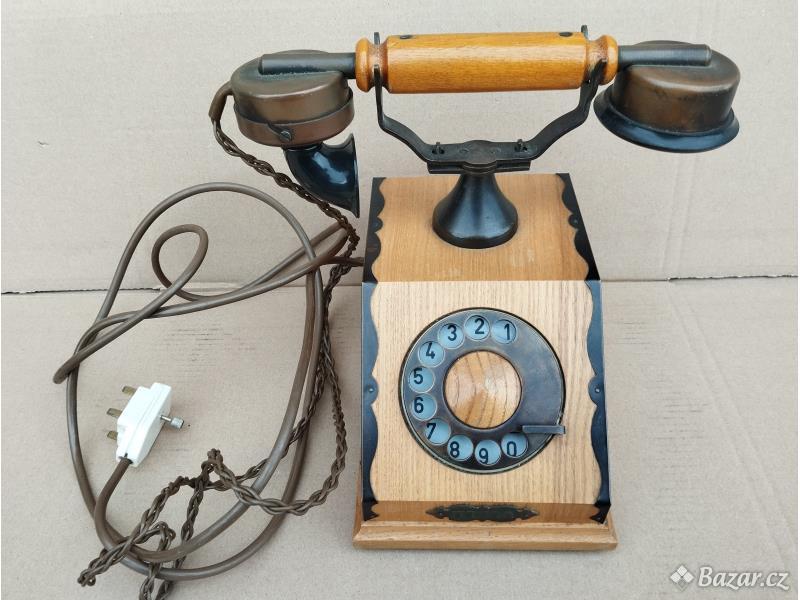 Starý telefon TESLA typ CS20, rok 1980, kompletní snůry