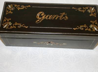 Dřevěná vykládaná krabička(šperkovnice) zdobená kovem,perletí a kostí