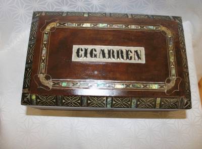 Dřevěná vykládaná krabička(šperkovnice) zdobená kovem, perletí a kostí