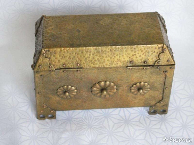 Stará kovová zdobená krabice