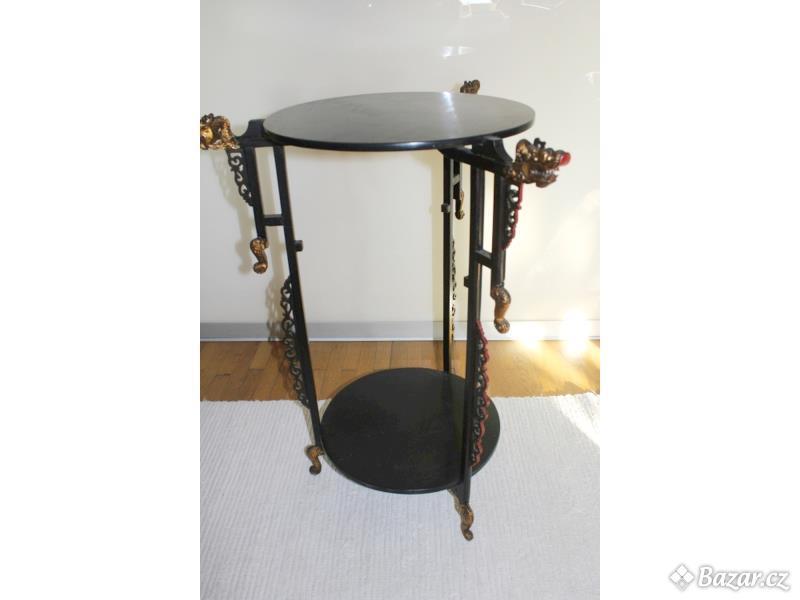 kulatý dřevěný stolek- černý, zlacené ozdoby