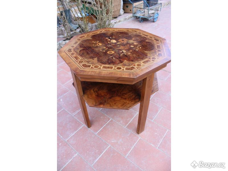 Dřevěný vykládaný stolek