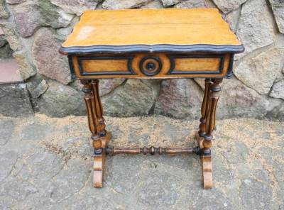 Dřevěný šicí  dýhovaný stolek