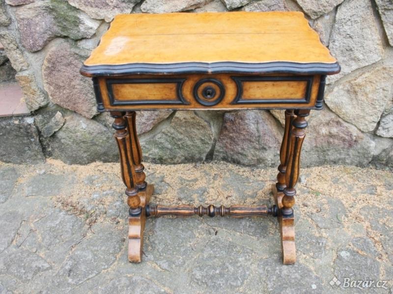 Dřevěný šicí  dýhovaný stolek