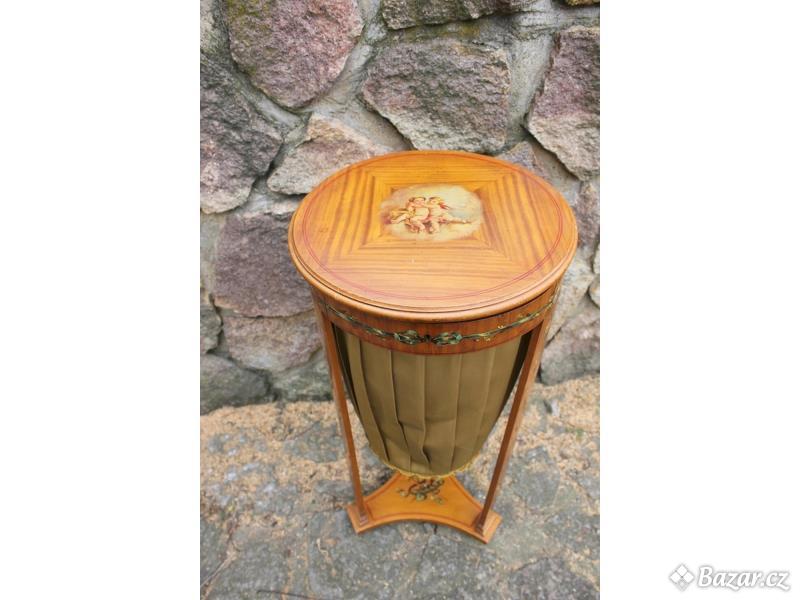 Dřevěný malovaný šicí stolek, dýhovaný
