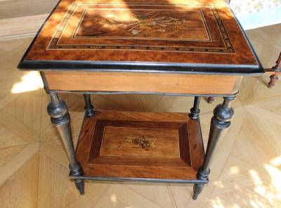 Starý dýhovaný vykládaný stolek 19.století
