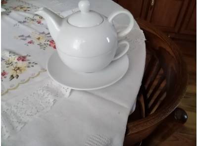 Porcelánová, bílá, čajová konvička se šálkem a talířkem