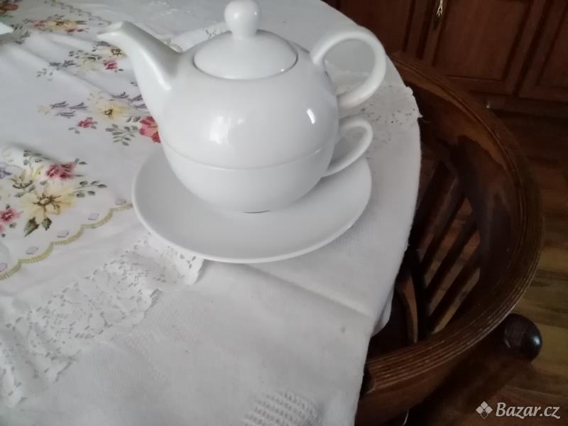 Porcelánová, bílá, čajová konvička se šálkem a talířkem