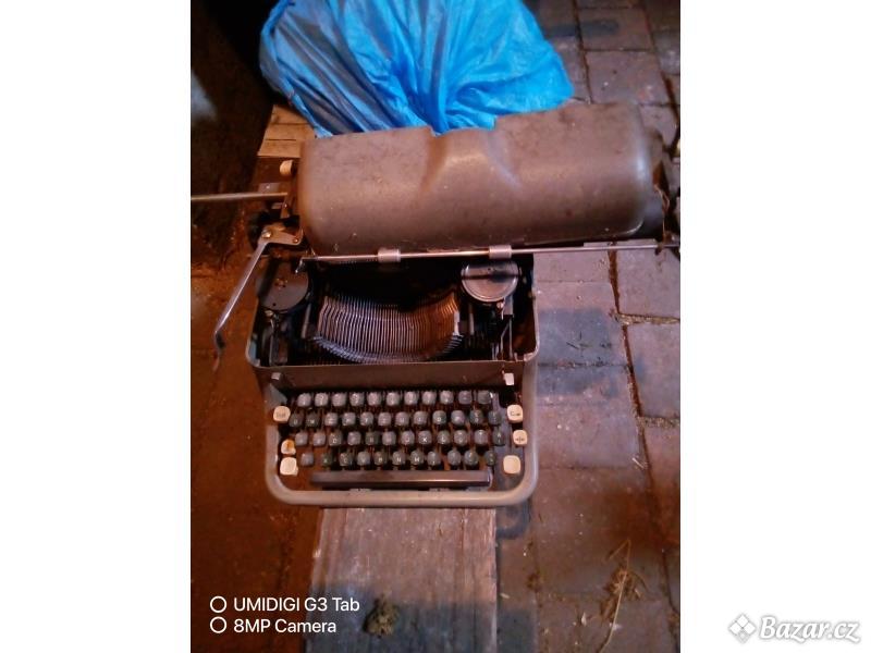 Starý psací stroj Consul 