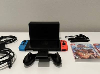 Nintendo Switch s neonově červenými a modrými Joy-Cons + veškeré originální příslušenství + hry