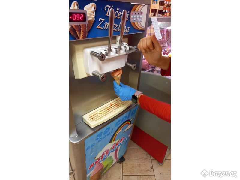 Zmrzlinový stroj značky KOVAL