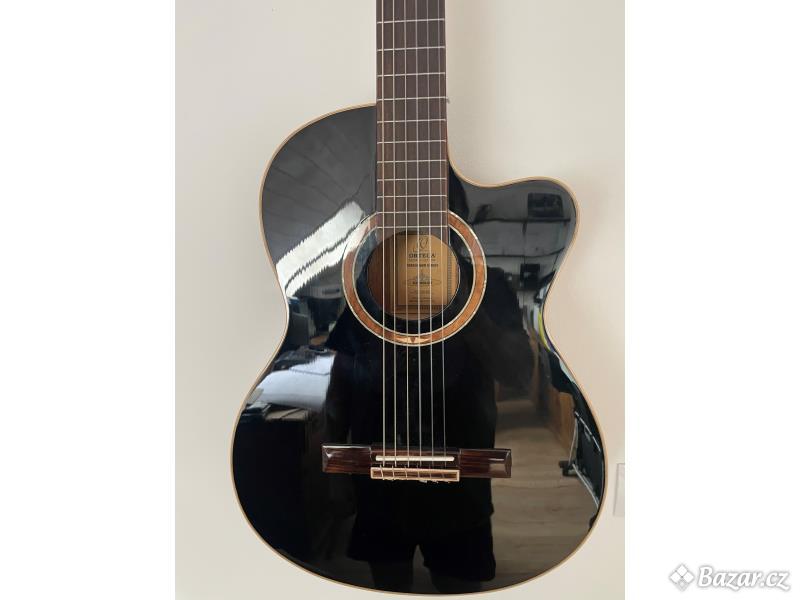 Prodám elektroakustickou klasickou kytaru Ortega RCE238SN-BKT