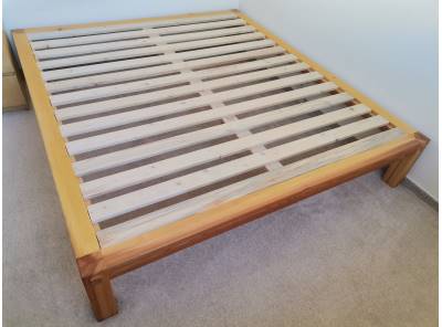 postel z borovice japonského typu