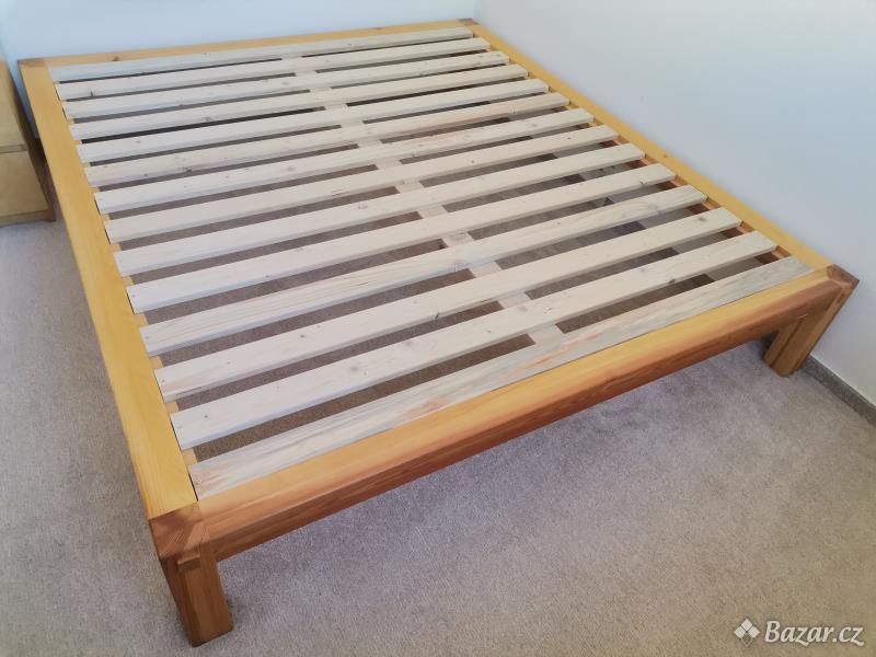 postel z borovice japonského typu