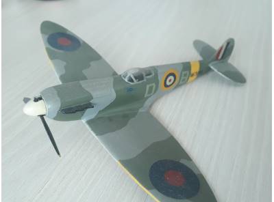  Supermarine Spitfire - sestavený model 1:72 
