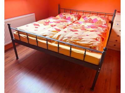 Kovová postel s matracemi 